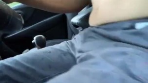 Chico caliente se masturba mientras maneja