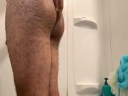 Chico jugando antes de la ducha