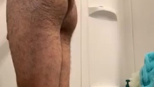 Chico jugando antes de la ducha