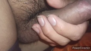 Joven arrecho se masturba a su polla gruesa con gemidos de excitación 4k-HD
