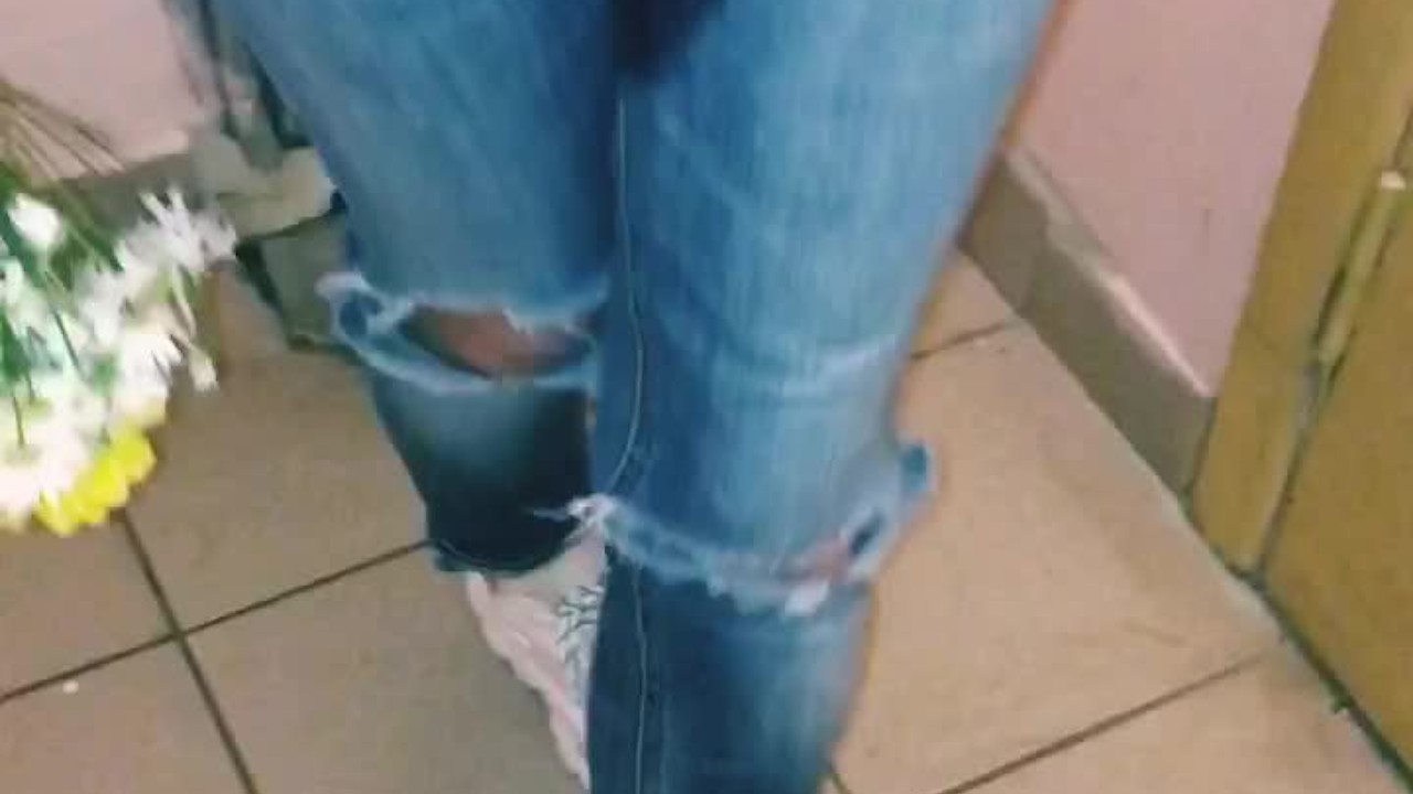 Loira De Jeans Molhados Mal Teve Tempo De Fazer Xixi No Banheiro Redtube 2731