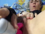 Шлюха мастурбирует вибратором писю и доводит её до оргазма :) 12/16