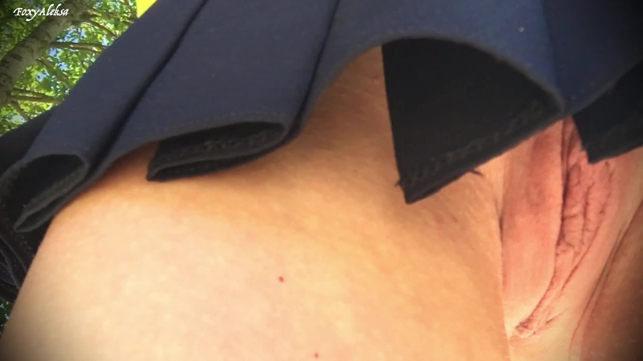 She is caught without panties in a short skirt in the Park. Up skirt close up - Free Sex Video - RedTube