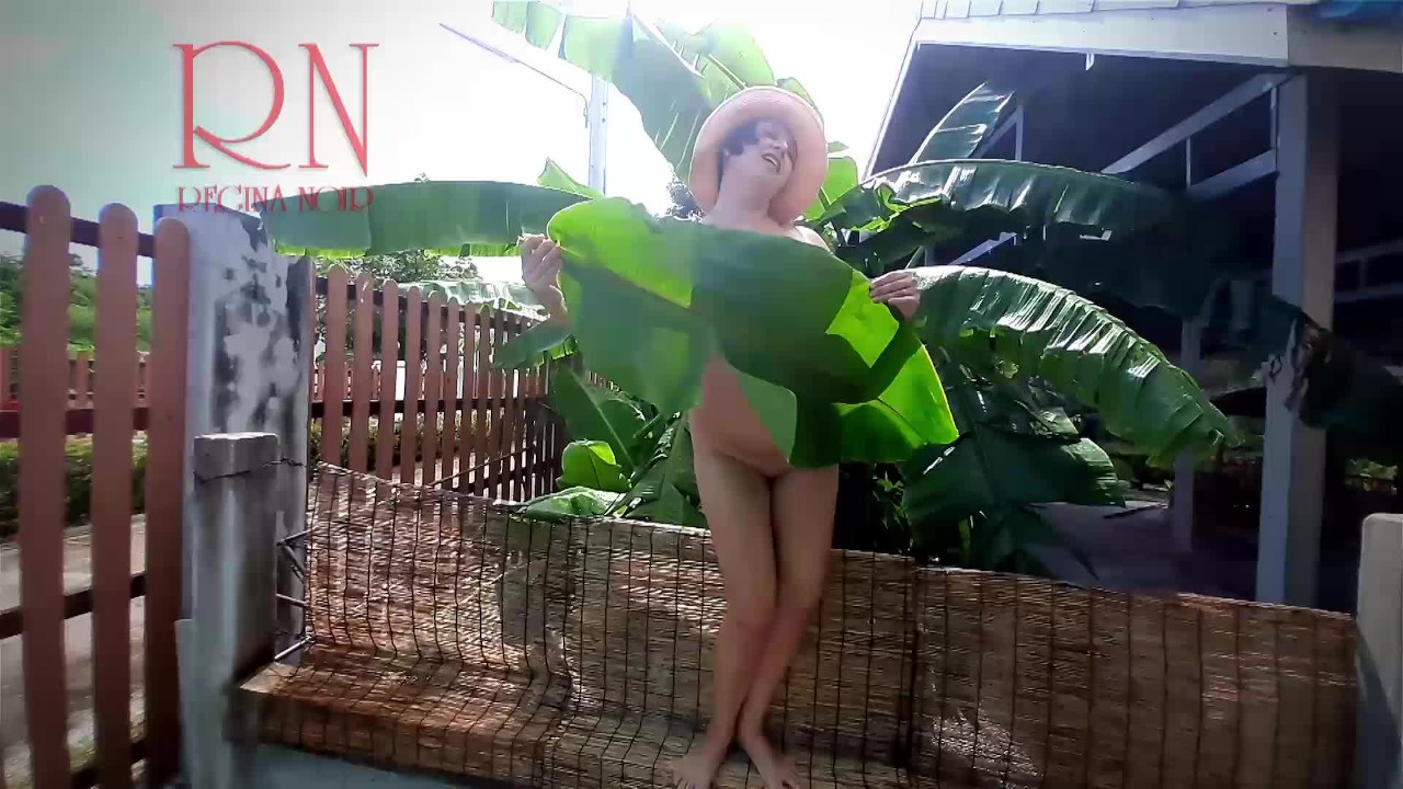 Сельский стриптиз. Деревенская девушка танцует во дворе своего дома  Деревенский стриптиз с банановы - RedTube