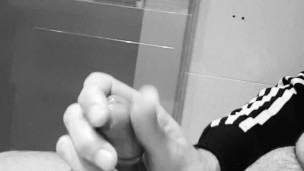 Bear en baño frotando capuyo y soltando leche