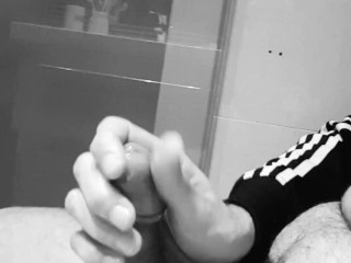 Bear en baño frotando capuyo y soltando leche