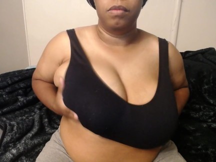 Ebony bbw si maže prsa lotionem