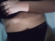 Me masturbo rico mientras todos duermen