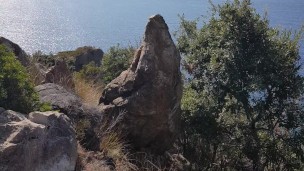 Pisciata sulla scogliera vista mare 
