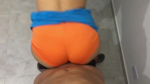 Me follo a mi personal trainer y se corre en mi coño