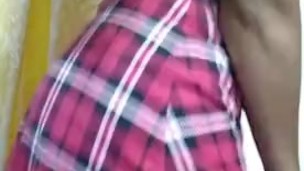 Chiquita rica colegiala enseña su sexy cuerpo