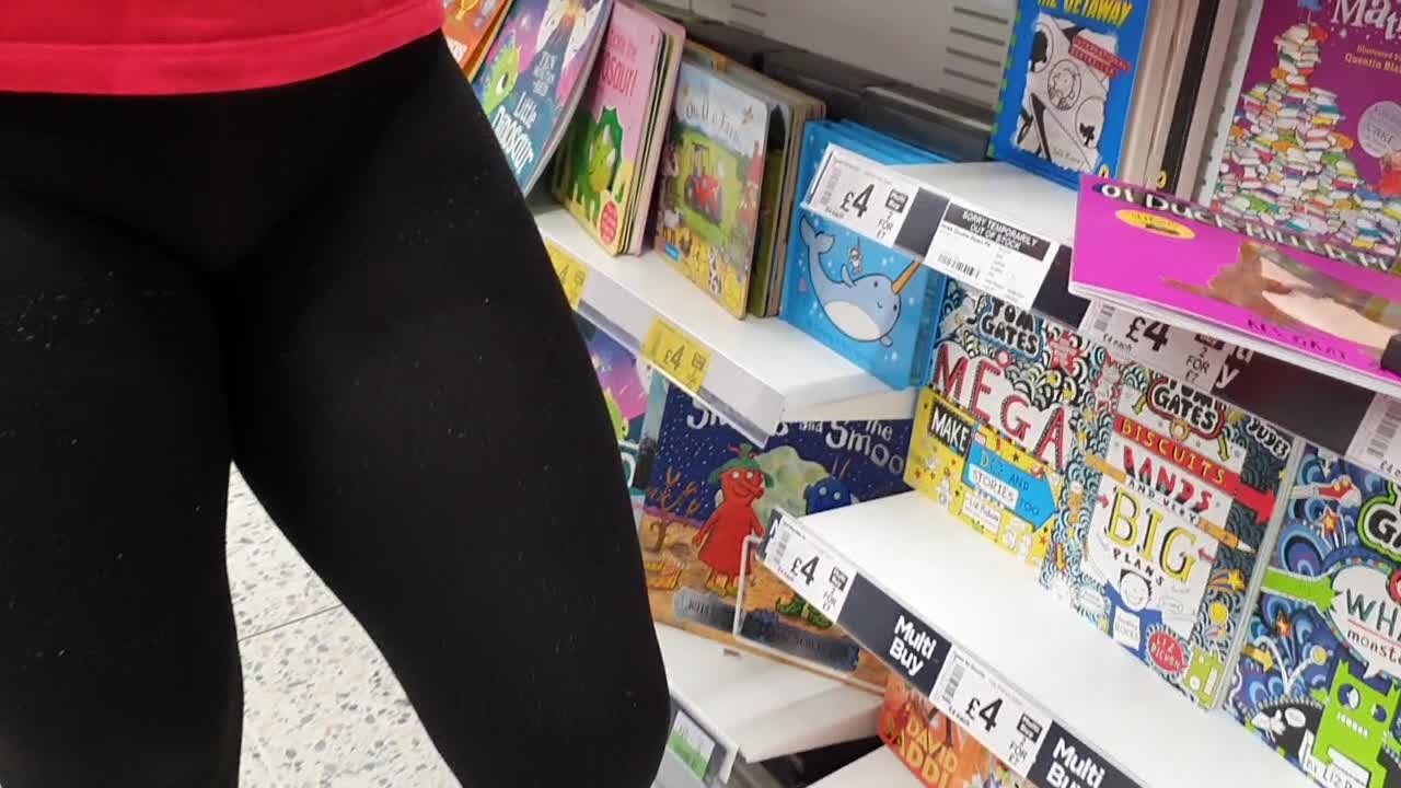 Candid See Through Leggings in a Shopping Mall - Thick Booty and Cameltoe View - Video di sesso gratis - RedTube