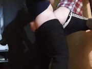 Меня трахнул сосед, пока муж смотрел телевизор. 12/16