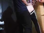 Меня трахнул сосед, пока муж смотрел телевизор. 8/16