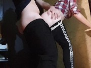 Меня трахнул сосед, пока муж смотрел телевизор. 9/16