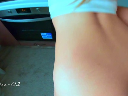 Секс со стройной соседкой блондиночкой. Она попросила кончить ей на сиськи.