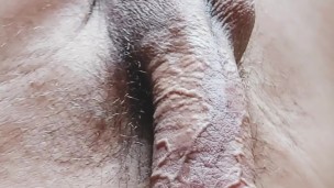 Pene venoso joven masturbandose