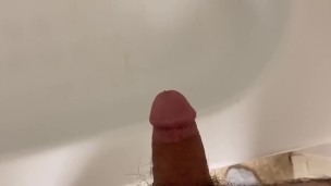 Desperate piss in the bathtub 