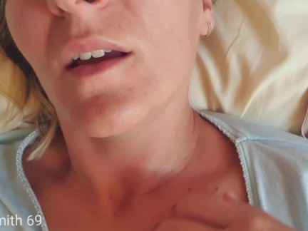 Casi me pillan mis amigos MASTURBÁNDOME en pijama en su casa| Kitty Smith69