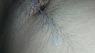 Chico de 18 se masturba y se viene en su pecho