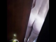 Encuentro a mi compañera de piso en la ducha y reacciona asi... 1/16