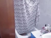 Encuentro a mi compañera de piso en la ducha y reacciona asi... 6/16