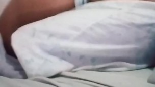 Latina joven se masturba en la mañana, antes de que su padre se levante orgasmo real 
