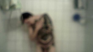 Homme bi et tattoué prend une longue douche chaude