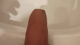 I piss on my palm and jerk off in the toilet ... Писаю на руку и дрочу блестящую залупу...
