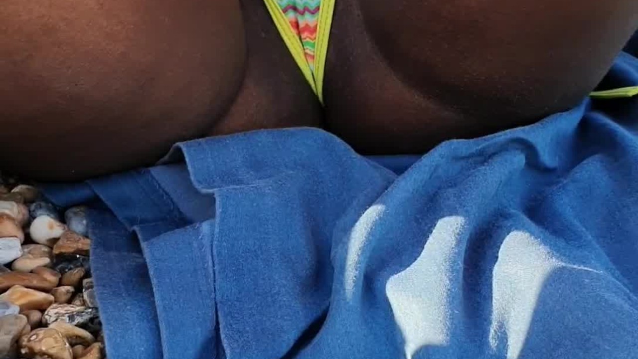 Hot LATINA Caught Adjusting Bikini Thong on a PUBLIC BEACH - Pussy Slip and Cameltoe POV Candid - Video di sesso gratis - RedTube