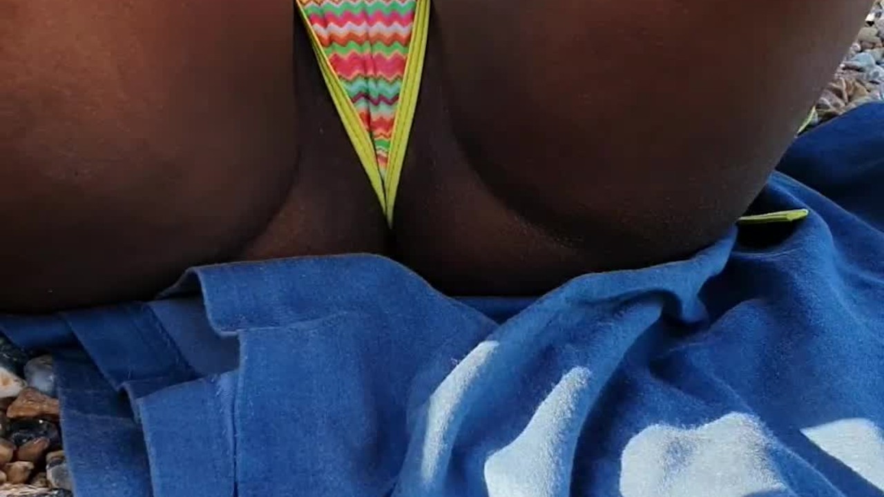 Hot LATINA Caught Adjusting Bikini Thong on a PUBLIC BEACH - Pussy Slip and Cameltoe POV Candid - Video di sesso gratis - RedTube