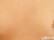 EXPLORANDO O CORPO DA MINHA NAMORADA pela manhã - Gozando em seus seios com piercing 6/16