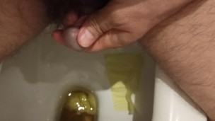 Peeing and playing with my prick ... Писаю и играю с головкой члена...