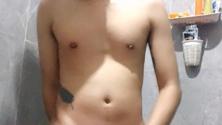 Tristan Jhay se masturbando e gozando antes de tomar banho