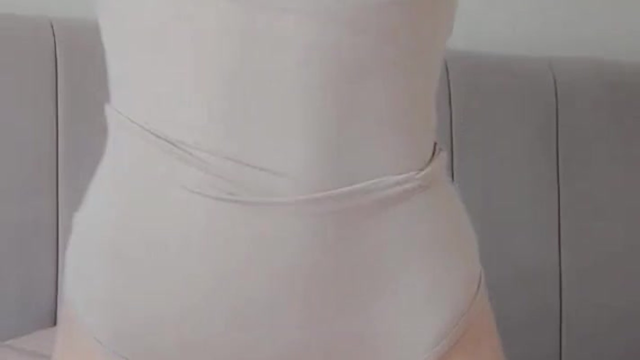 Hot女の子Mila Azul彼女の完璧な自然のおっぱいと剃った猫でからかい、ストリッピングします - RedTube