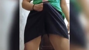 Masturbándome en el baño de mi primo 2