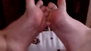 Артем сам себе дрочит ногами лижет ноги сам себе self suck autofellatio self footjob