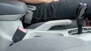 Jovem se masturbando em seu carro, mal podia esperar para gozar