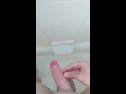 masturbandosi al suono dell'acqua