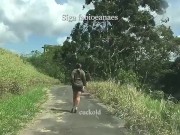 Hotwife gostosa se exibe na rua para o corno, caminhando de mini saia no estilo catwalk