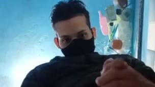 Chico rubio masturbando su gran polla, leche bien rico 