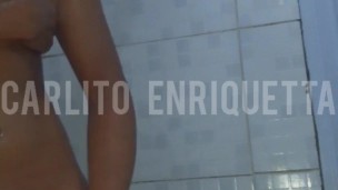 BATENDO UMA NO BANHO