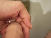I pee in the toilet and show my dickhead ... Писаю в ладошку и откатываю головку члена...