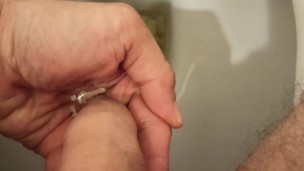 I pee in the toilet and show my dickhead ... Писаю в ладошку и откатываю головку члена...
