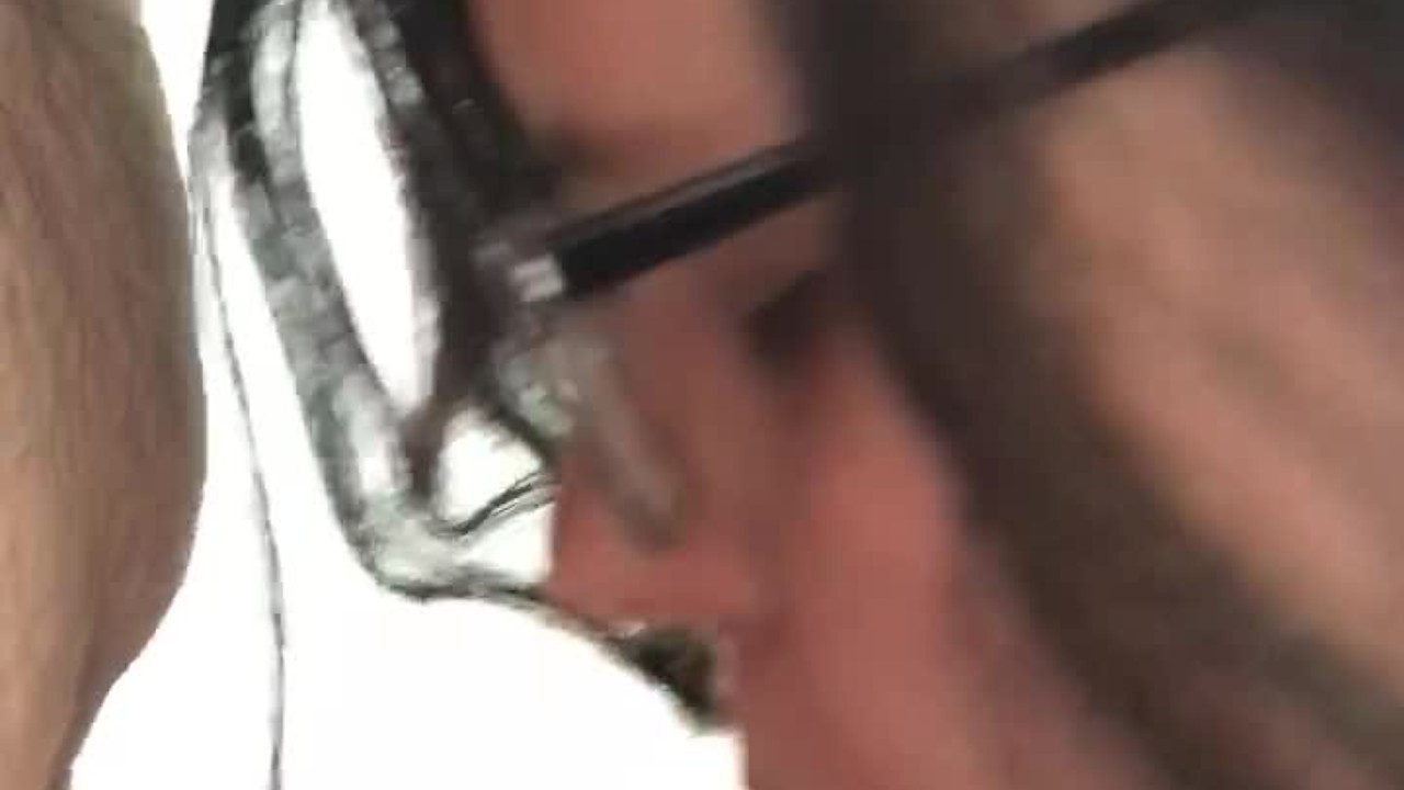 Sexy brunette stoner MILF smokes weed and sucks dick - Vidéo de sexe gratuite - RedTube