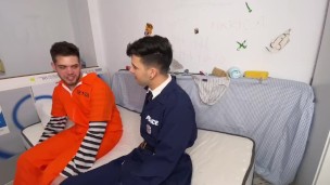 Policía es follado por delincuente 