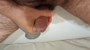 I get excited by the stream of water and jerk off and finish in the bathroom.