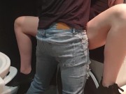 Трахаюсь с лучшим другом своего парня во время вечеринки.