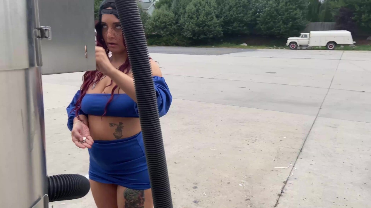 Car Wash Short Skirt No Panites !