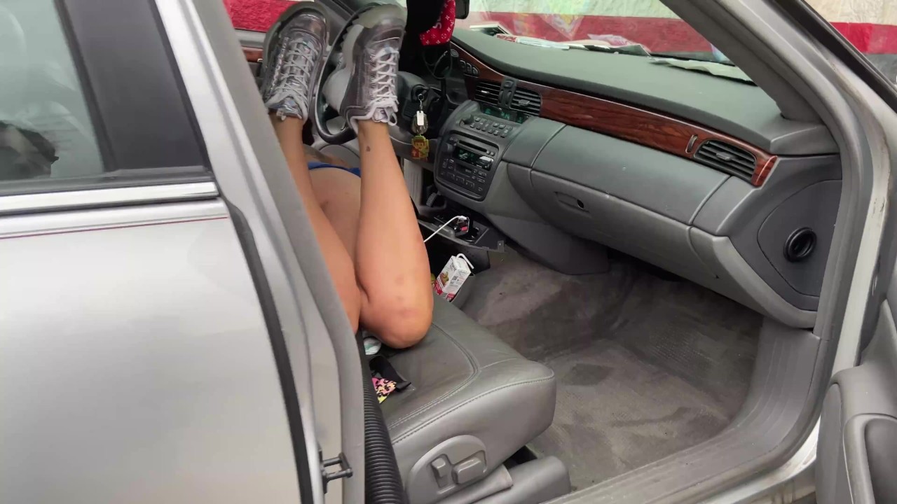 Car Wash Short Skirt No Panites !